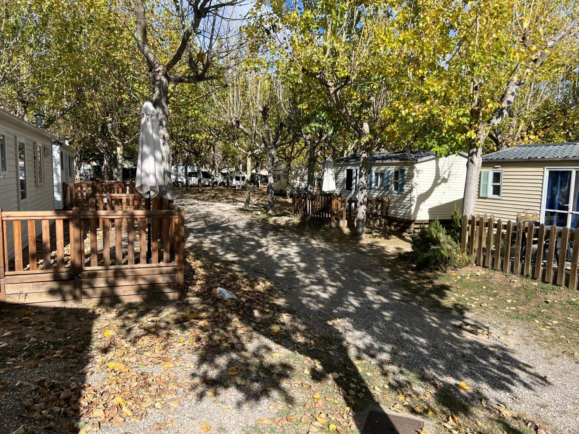 Porqueres Camping Bungalow El Llac De Banyoles מראה חיצוני תמונה