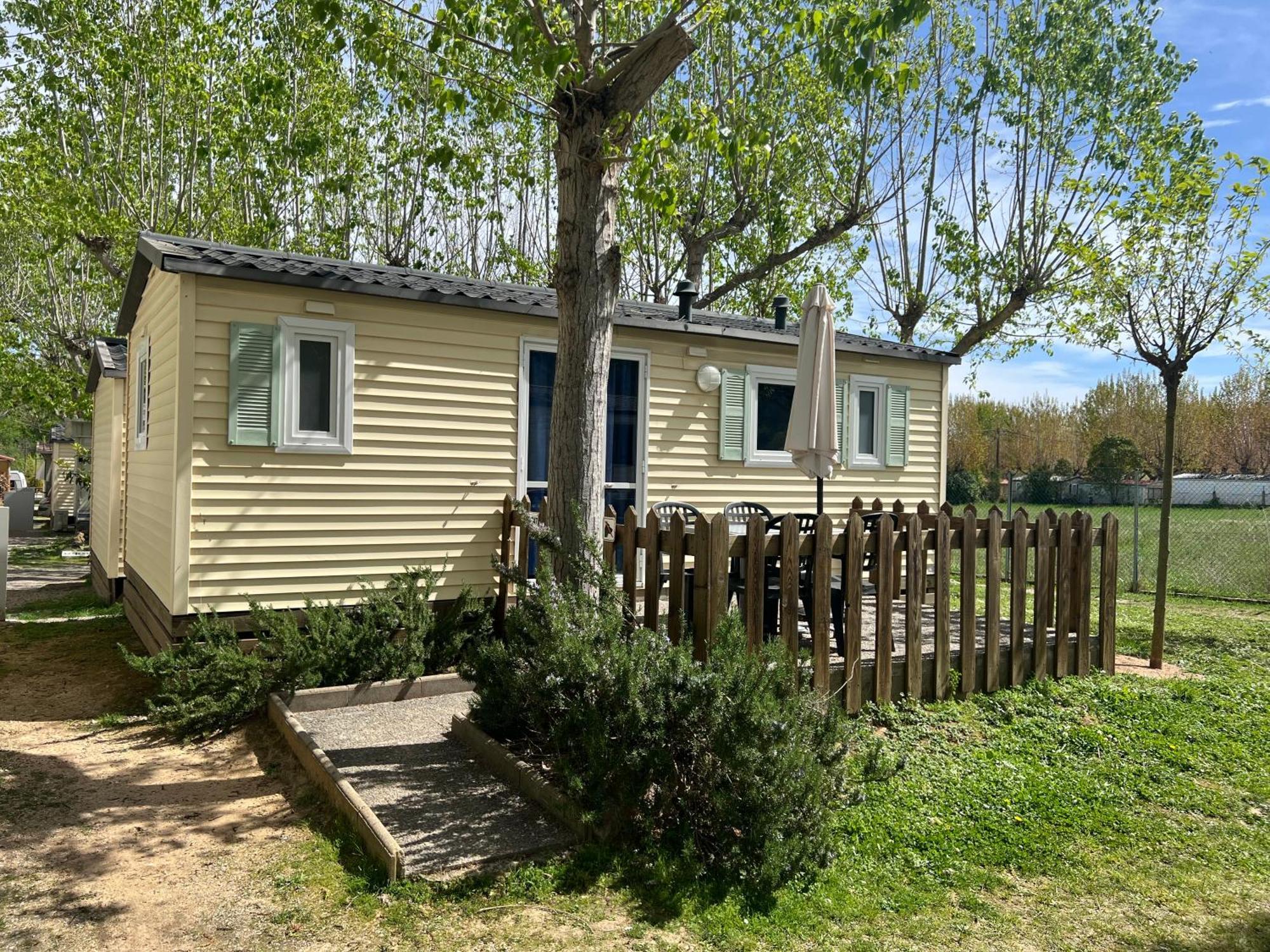 Porqueres Camping Bungalow El Llac De Banyoles מראה חיצוני תמונה