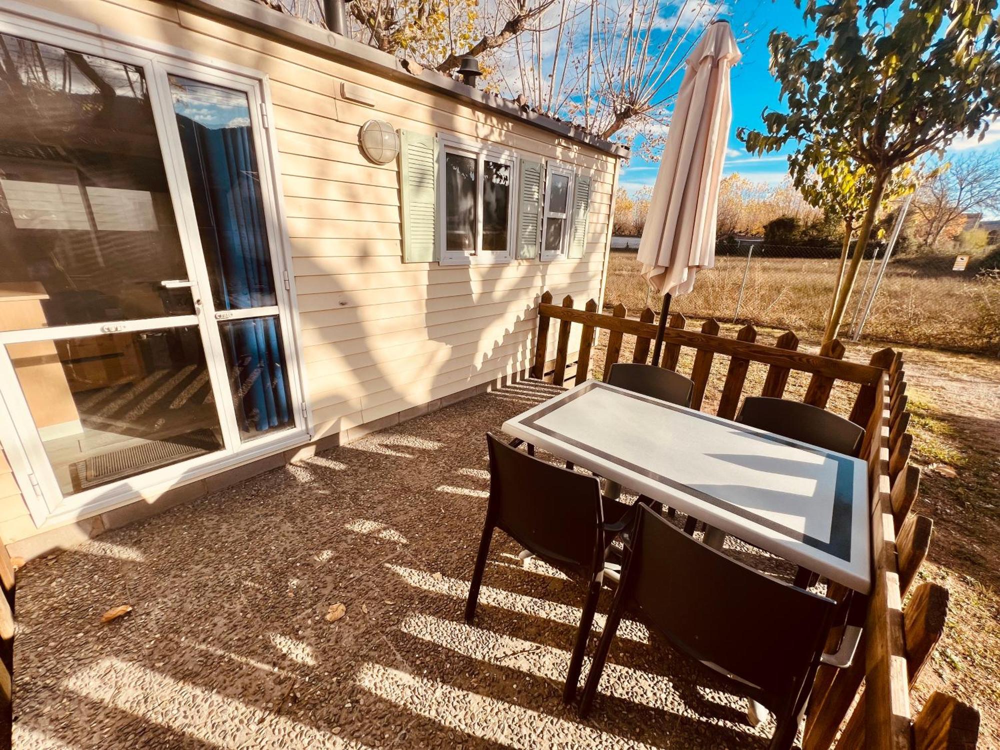 Porqueres Camping Bungalow El Llac De Banyoles חדר תמונה